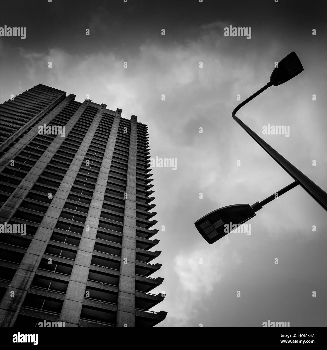 Barbican estate ville de London Tower Block et lampadaire. L'atmosphère sombre image en noir et blanc, monochrome. Banque D'Images