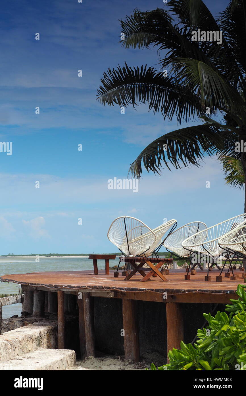 Chaises longues à la plage, la mer des Caraïbes, Isla Holbox, Mexique Banque D'Images