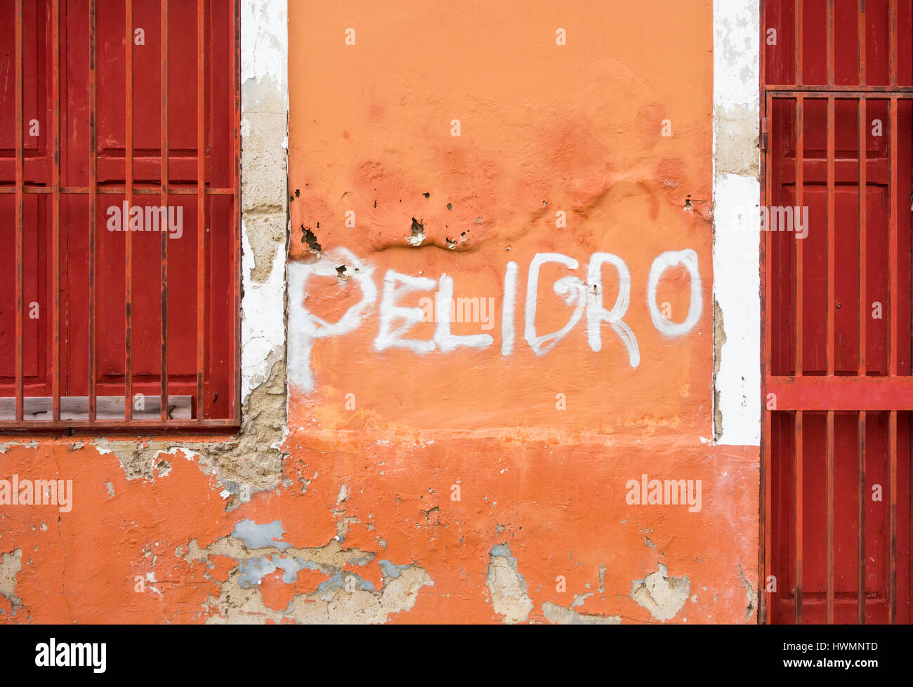 Peligro (danger en espagnol) sur maison à l'abandon en Espagne Banque D'Images