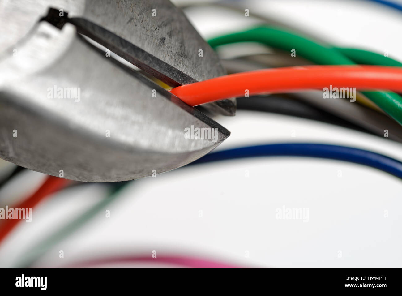 Couper le câble rouge, fil rouge Banque D'Images