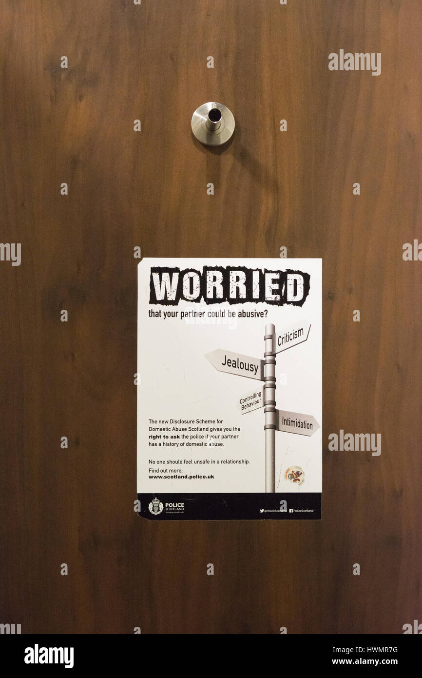 L'abus domestique - régime de divulgation d'abus domestique l'Ecosse sur l'affiche de la porte des toilettes pour femmes à Aberdeen Banque D'Images