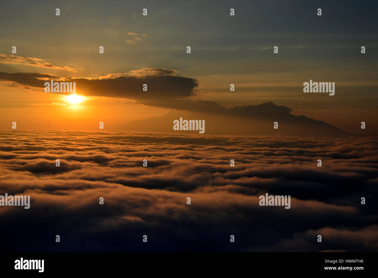 Vue aérienne à l'aube du Kilimandjaro au-dessus des nuages, la Tanzanie, l'Afrique. Banque D'Images