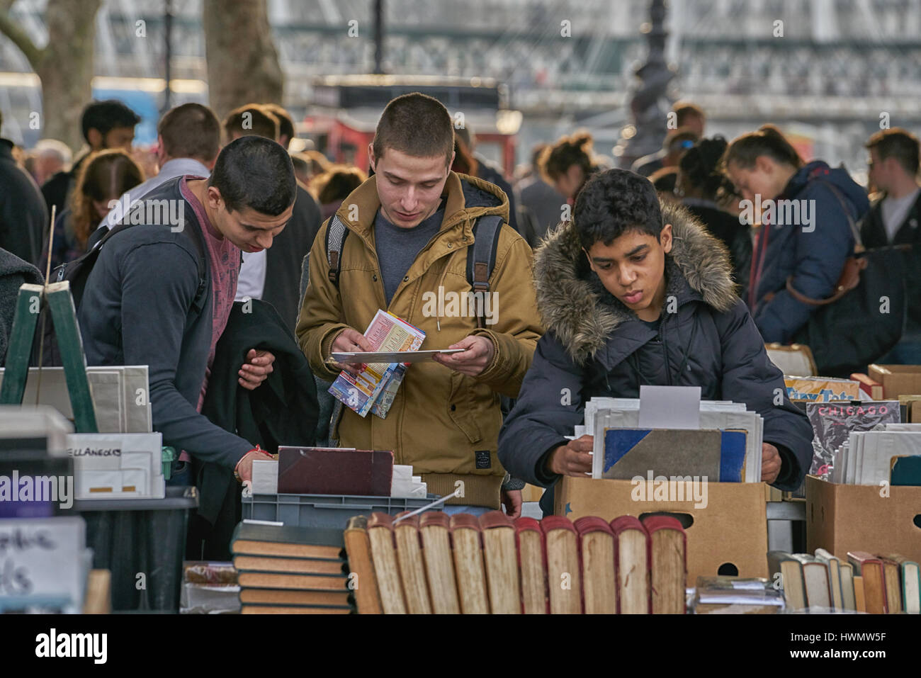 Les jeunes lecteurs du livre du marché du livre Banque D'Images