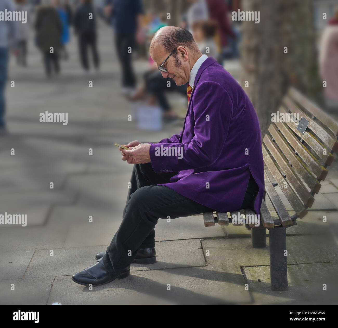 Mauve. contrôle de téléphone. plus d'utilisateurs de téléphone intelligent Banque D'Images