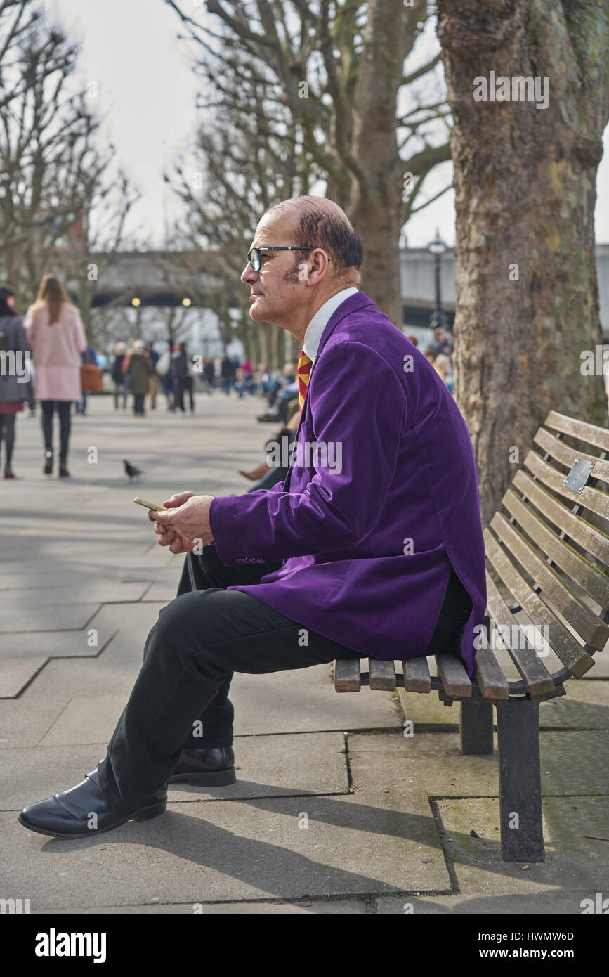 Mauve. contrôle de téléphone. plus d'utilisateurs de téléphone intelligent Banque D'Images