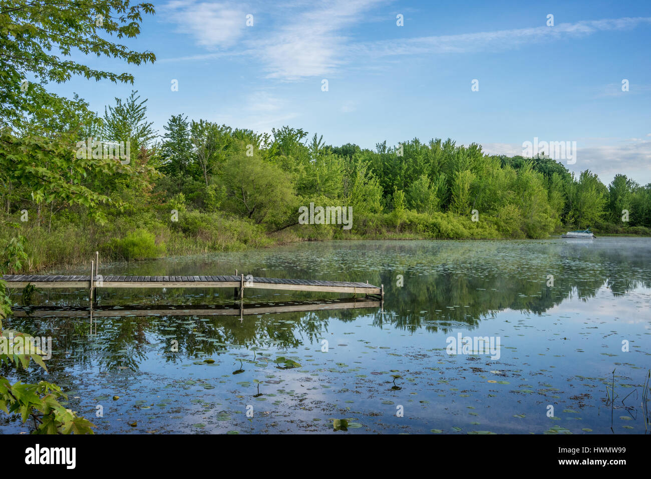 Un dock dépasse sur un étang paisible Banque D'Images