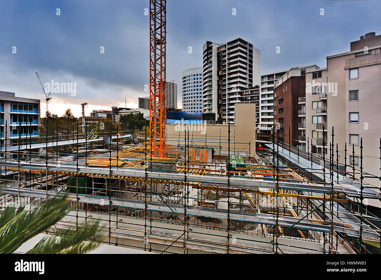 Site de construction au milieu de banlieue développés dans la ville de Sydney comme répondre à une forte demande de logements abordables de qualité nouvelles maisons et appartements. Banque D'Images