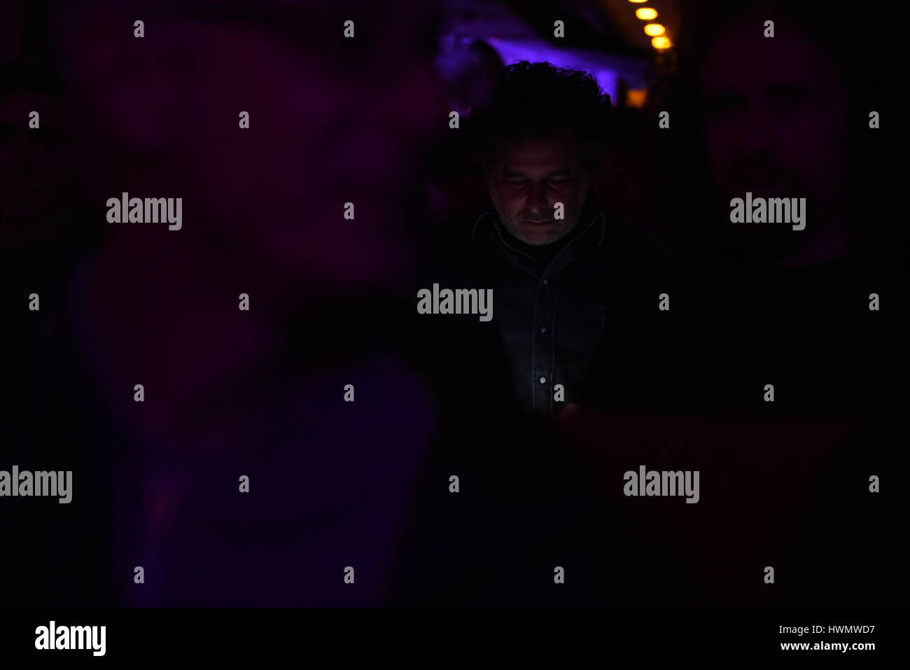 Madrid, Espagne. Mar 21, 2017. Le musicien, compositeur argentin et Latin Grammy gagnant Andrés Calamaro, 55 ans, regarde son téléphone mobile pendant un concert de Richard 'Lee' Rip Pryor à Madrid. Credit : Jorge Sanz/Pacific Press/Alamy Live News Banque D'Images