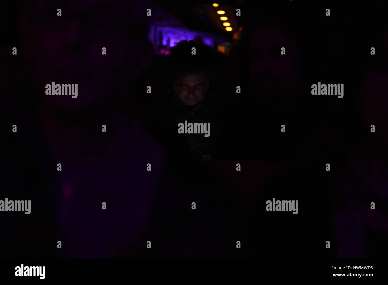 Madrid, Espagne. Mar 21, 2017. Le musicien, compositeur argentin et Latin Grammy gagnant Andrés Calamaro, 55 ans, regarde son téléphone mobile pendant un concert de Richard 'Lee' Rip Pryor à Madrid. Credit : Jorge Sanz/Pacific Press/Alamy Live News Banque D'Images