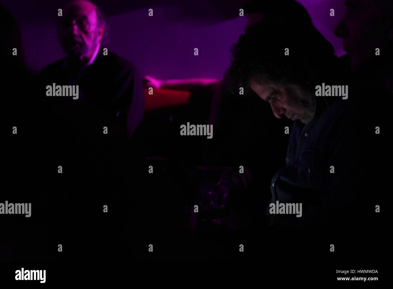 Madrid, Espagne. Mar 21, 2017. Le musicien, compositeur argentin et Latin Grammy gagnant Andrés Calamaro, 55 ans, regarde son téléphone mobile pendant un concert de Richard 'Lee' Rip Pryor à Madrid. Credit : Jorge Sanz/Pacific Press/Alamy Live News Banque D'Images