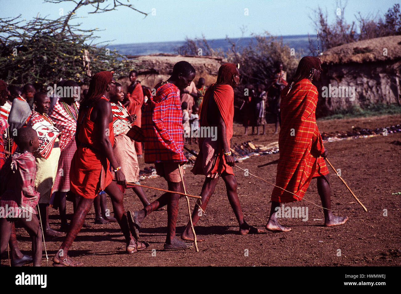 Guerriers Masai dans une manyatta près de Sekenani Gate, Masai Mara, Kenya Banque D'Images