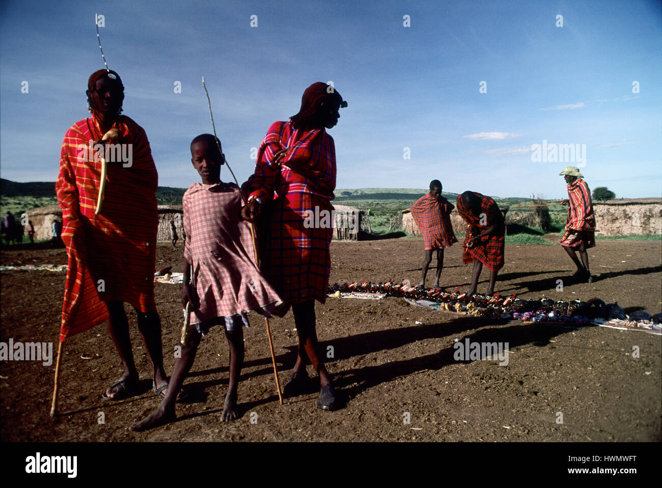 Guerriers Masai dans leur manyatta près de Sekenani gate de la Masai Mara, Kenya. Masais sont peut-être le plus célèbre de tous les tribus africaines, li Banque D'Images