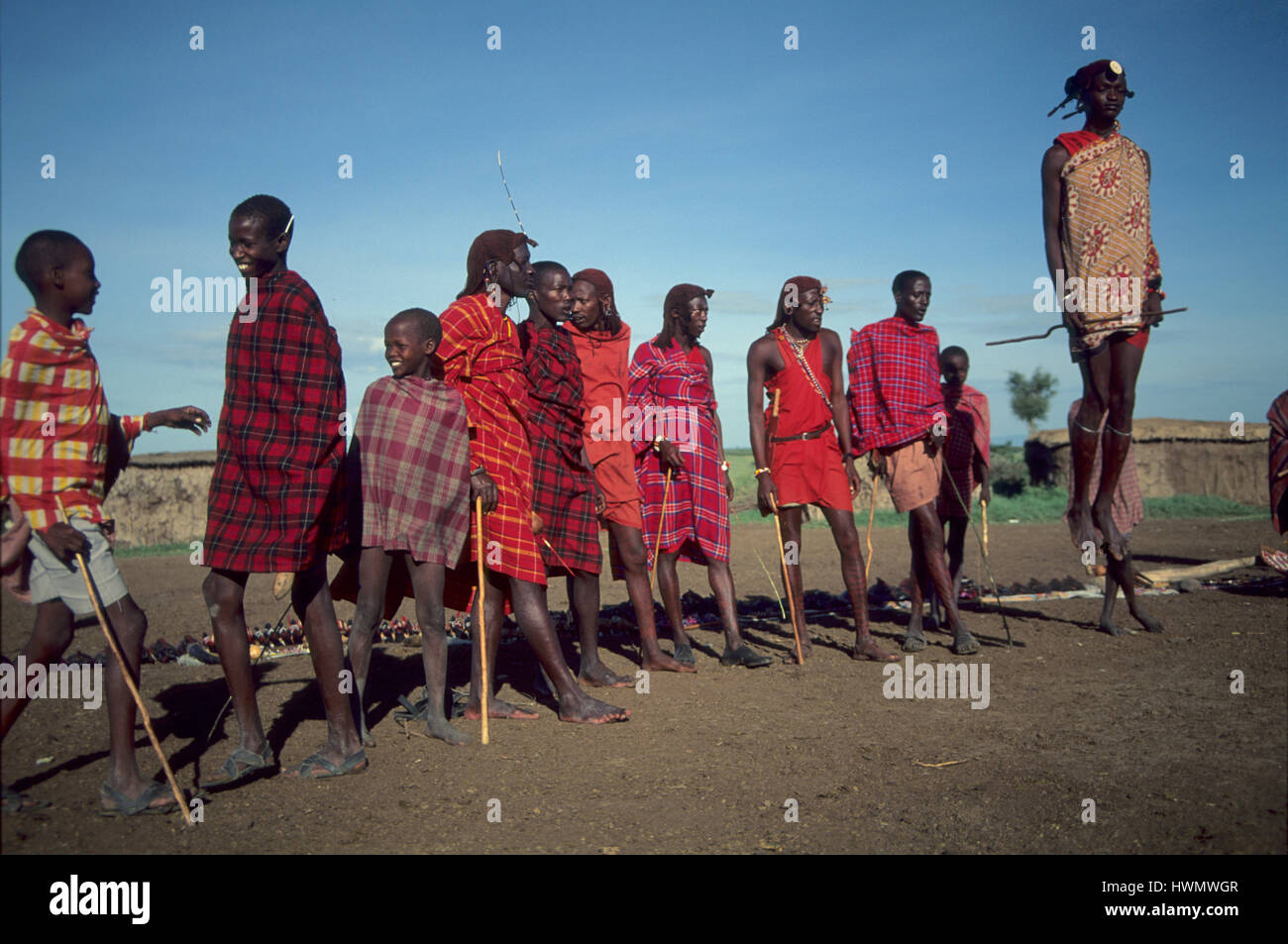 Guerriers Masai danser près de la rivière Talek, Masai Mara, Kenya Banque D'Images