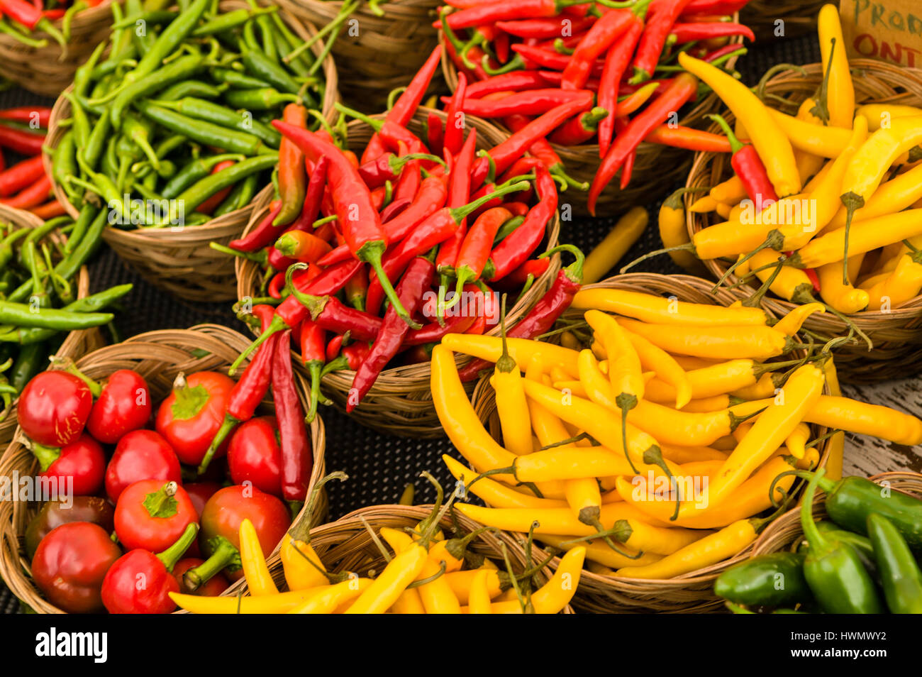 Aliments biologiques frais à un marché de producteurs en plein air. Banque D'Images