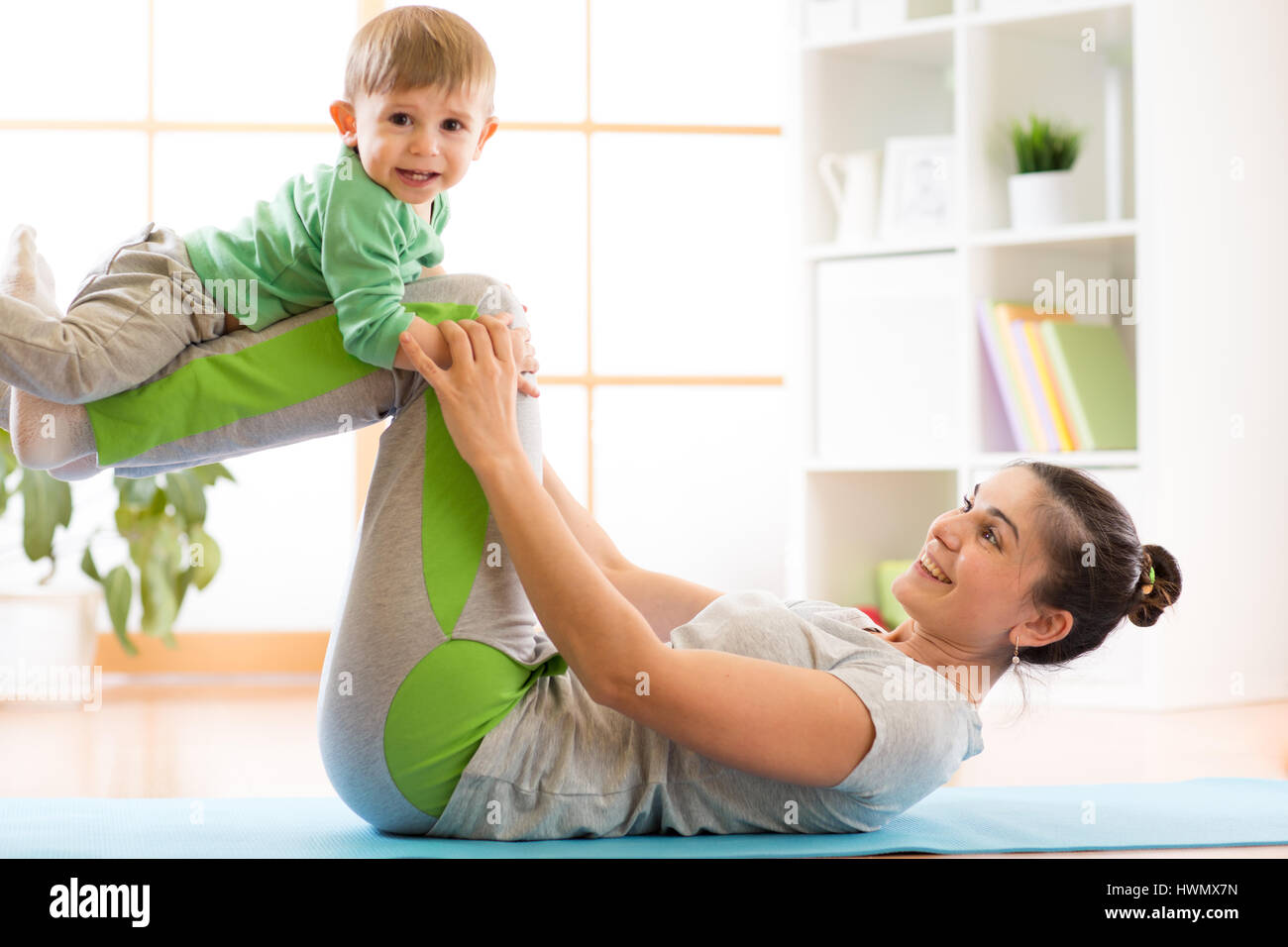 La famille de la mère et fils pour enfants sont engagés dans la méditation et le yoga, l'exercice à la maison Banque D'Images