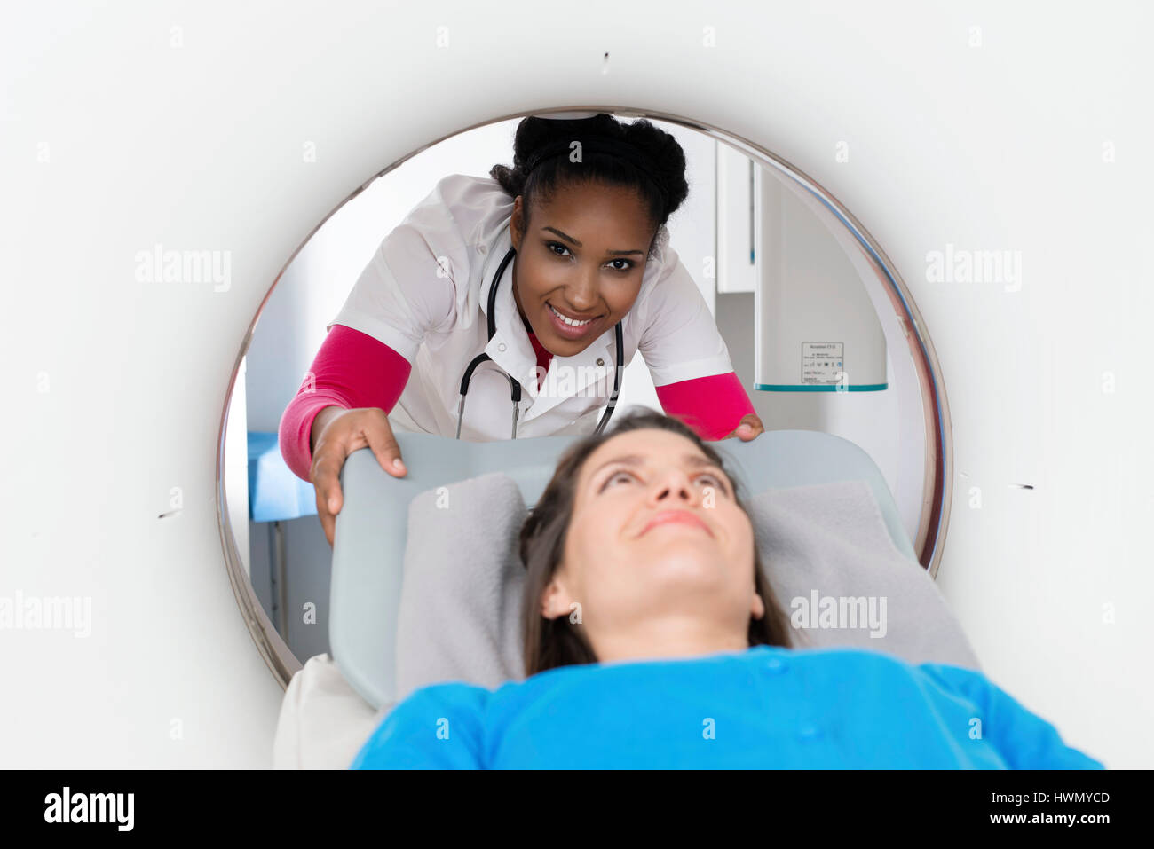 Smiling Doctor Preparing Patient pour CT Scan Banque D'Images