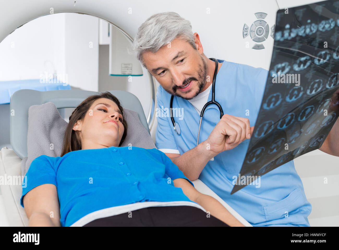 Médecin radiographie pour patient couché sur la machine CT Scan Banque D'Images