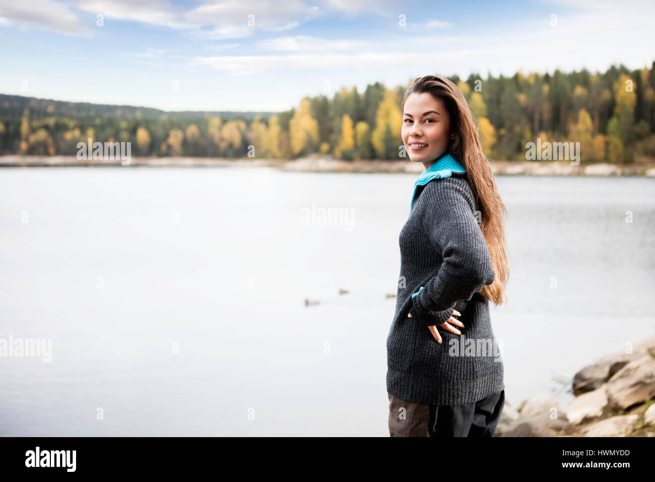 Belle Jeune femme debout au bord du Lac Banque D'Images