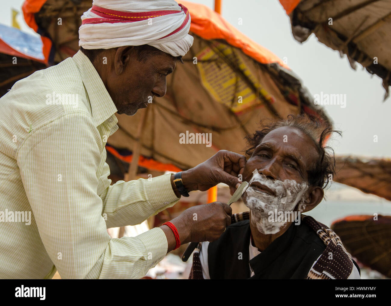 Le rasage sur les ghats, Varanasi, Inde Banque D'Images