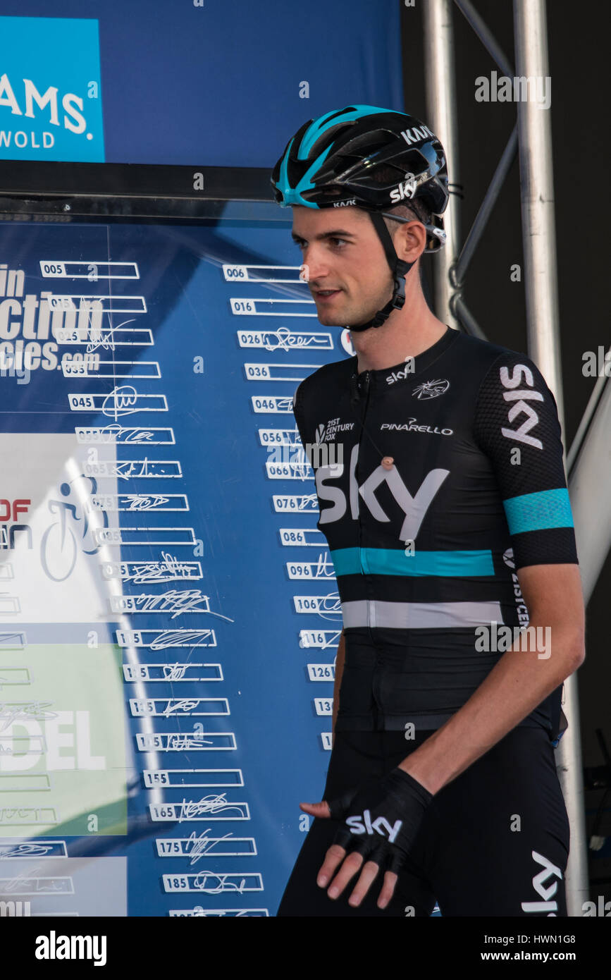 Wout Peols de l'équipe Sky en signant à l'étape 4 du Tour de Bretagne 2016 à Denbigh Banque D'Images