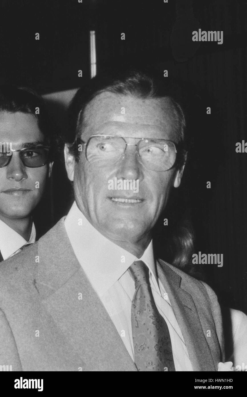 Roger Moore, l'acteur britannique, assiste à un déjeuner-causerie du Variety Club à Londres, Angleterre le 27 mai 1989. Il est surtout connu pour ses rôles de film d'espionnage comme James Bond. Banque D'Images