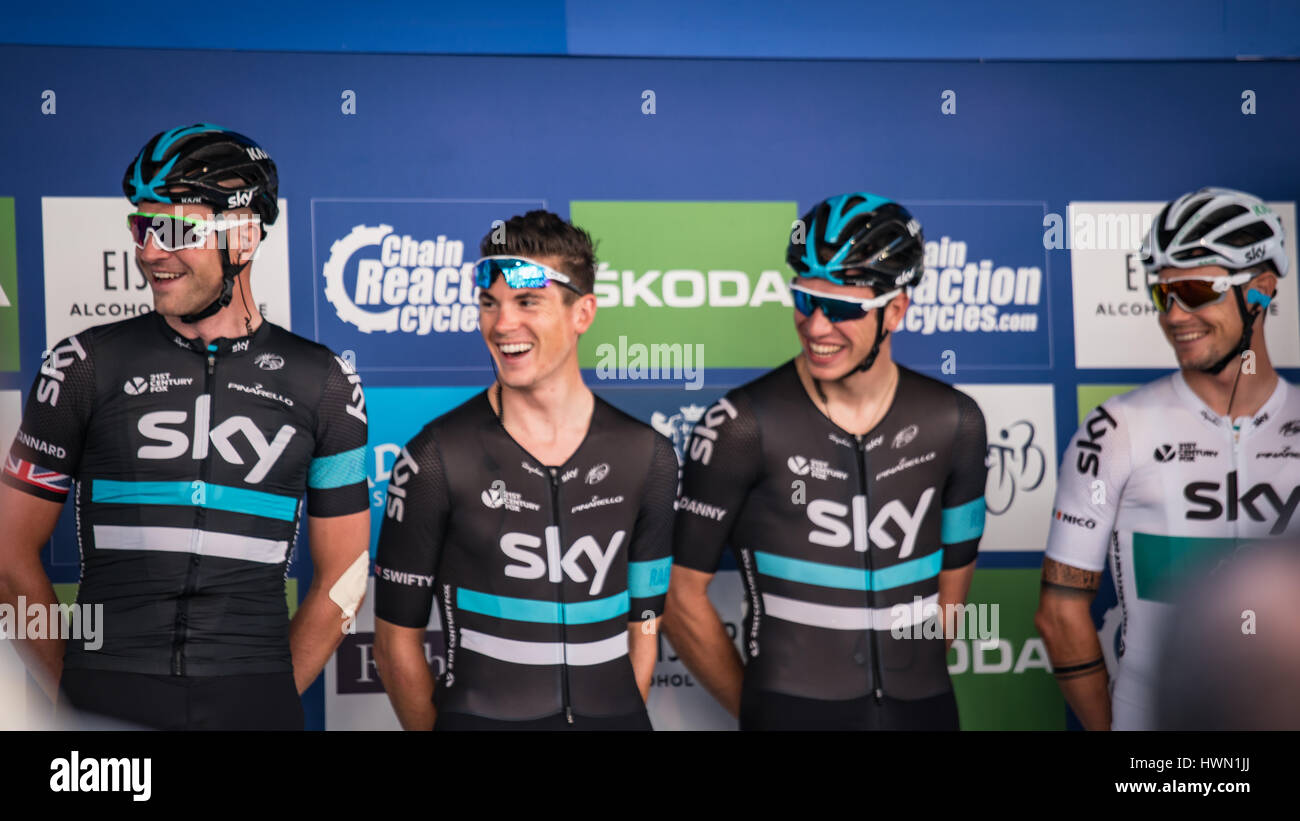 L'équipe Sky partager une blague à l'étape 4 du Tour de Bretagne 2016 à Denbigh Banque D'Images