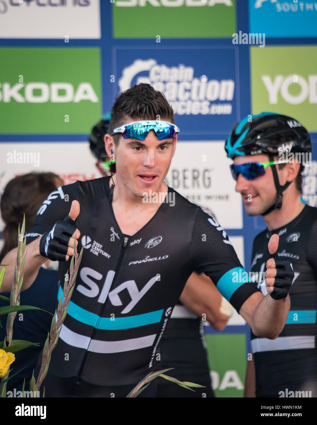 Thumbs up de Ben Swift de l'équipe Sky à inscrire à l'étape 4 du Tour de Bretagne 2016 à Denbigh Banque D'Images