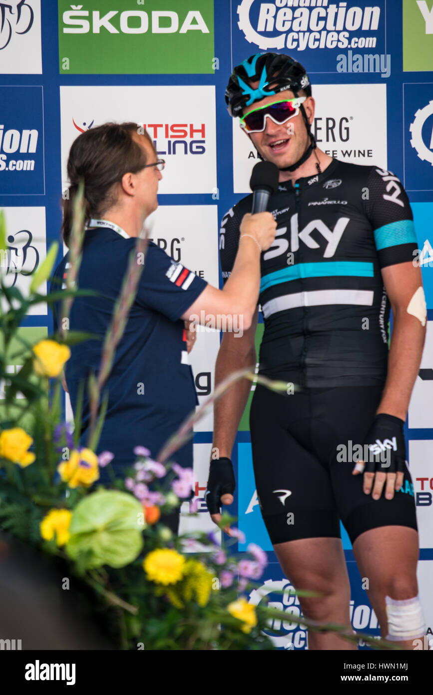 Ian Stannard de l'équipe Sky interview donne à l'étape 4 du Tour de Bretagne 2016 à Denbigh Banque D'Images