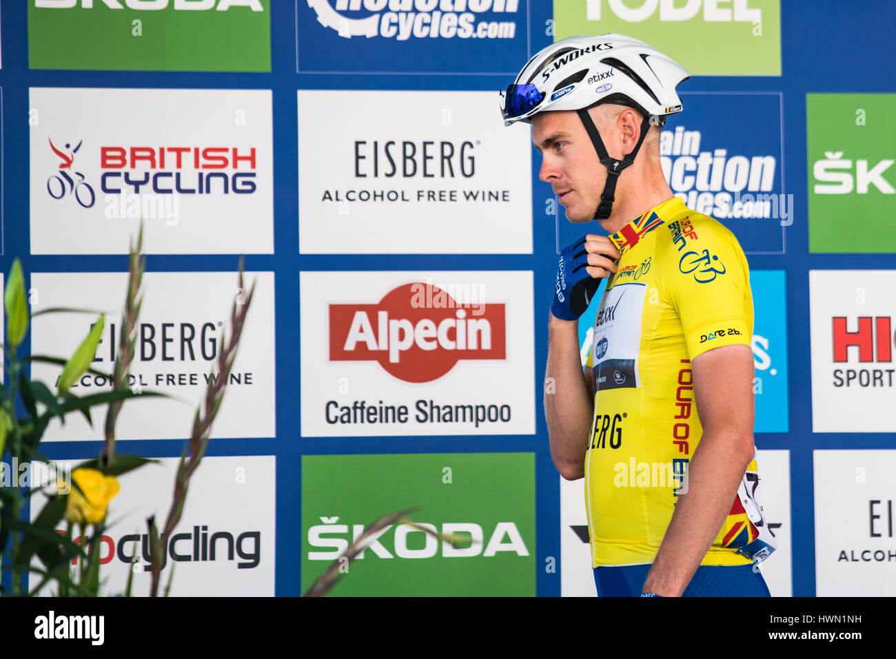 Julien Vermote leader de la course de l'équipe Quick Step Etixx signes dans l'étape 4 du Tour de Bretagne 2016 à Denbigh Banque D'Images