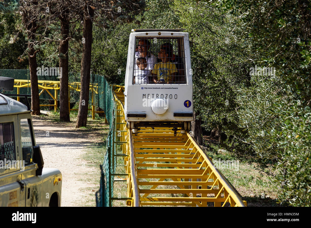 Italie, Pouilles, - le 20 avril 2016 : Safari est navette attendent les touristes à la gare de les prendre autour de Zoo et informer sur les animaux. Banque D'Images