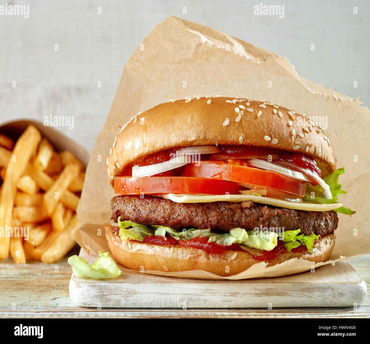 Fresh tasty burger et frites Banque D'Images