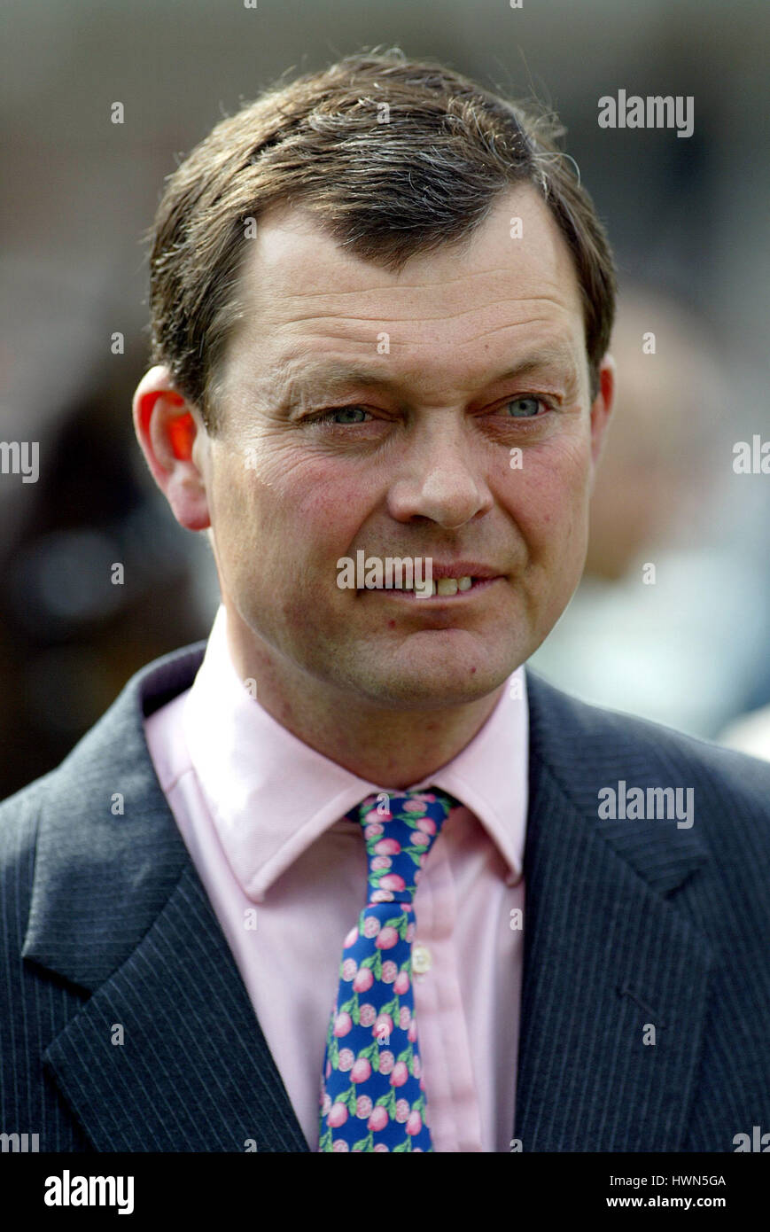 WILLIAM HAGGAS entraîneur de chevaux de course HIPPODROME DE NEWMARKET NEWMARKET 03 Mai 2002 Banque D'Images