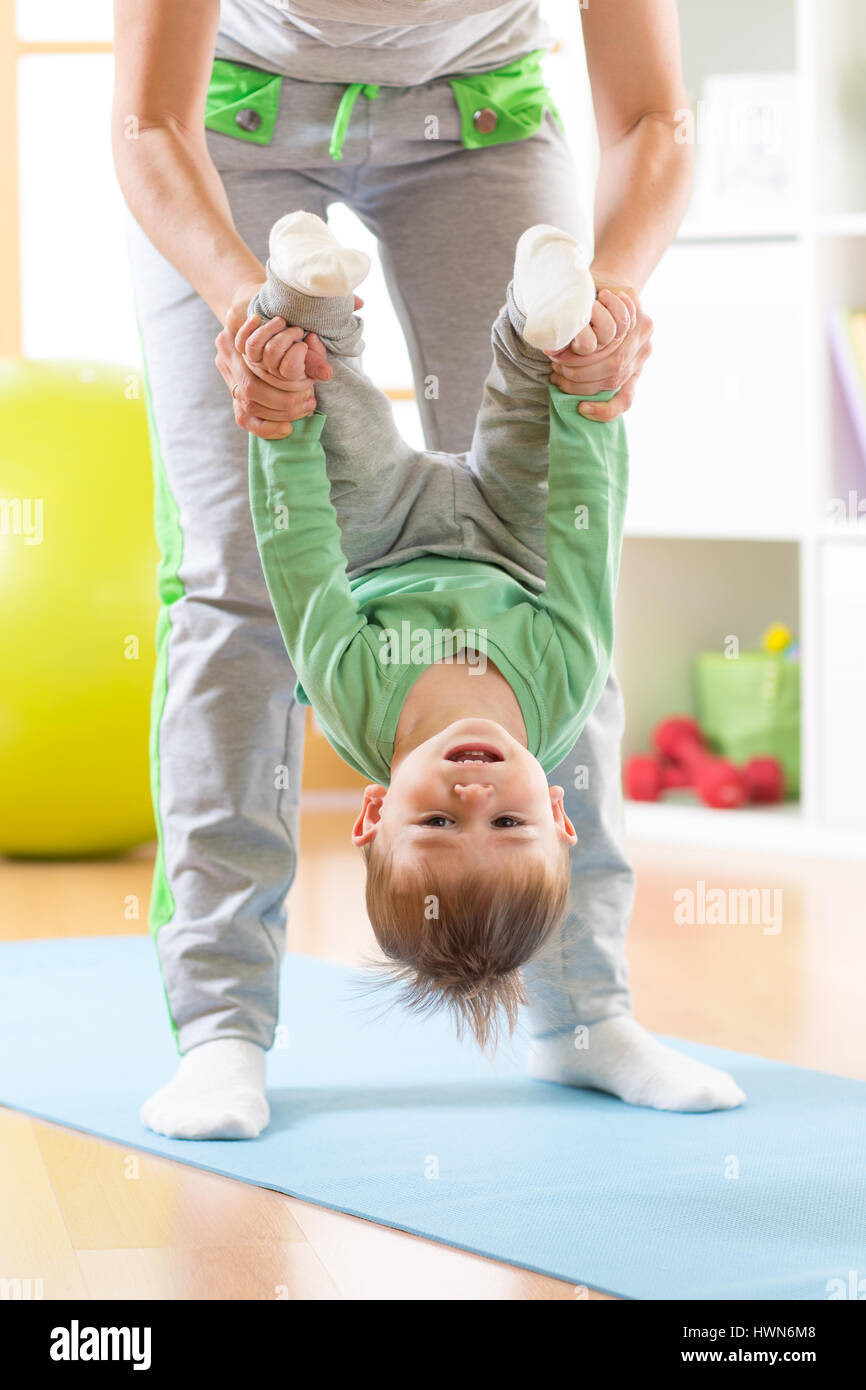 Femme et enfant fils faire les exercices de yoga à mat Banque D'Images