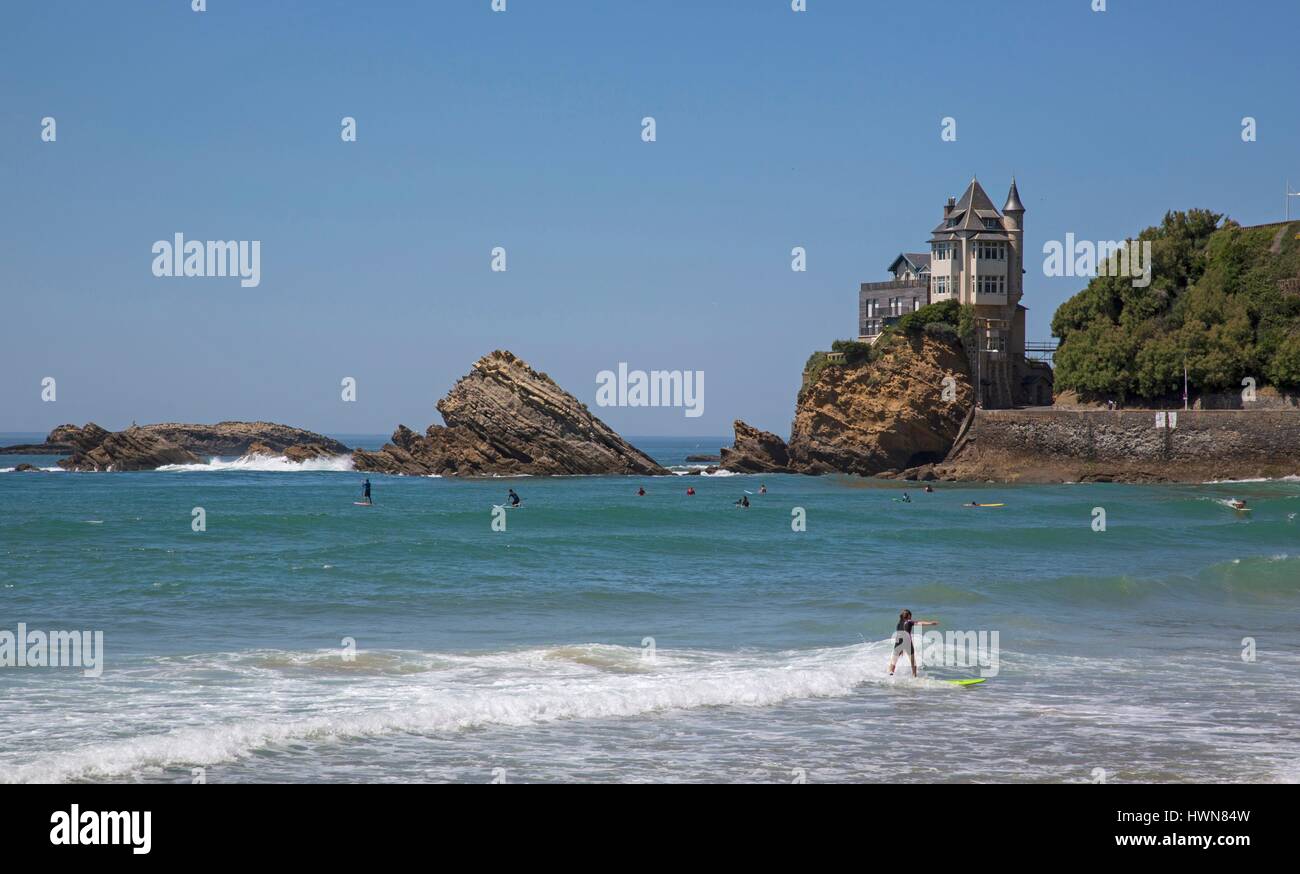 France, Pyrénées Atlantique, Pays Basque, Biarritz, les surfers et les baigneurs sur la plage de Villa Belza Basque Banque D'Images