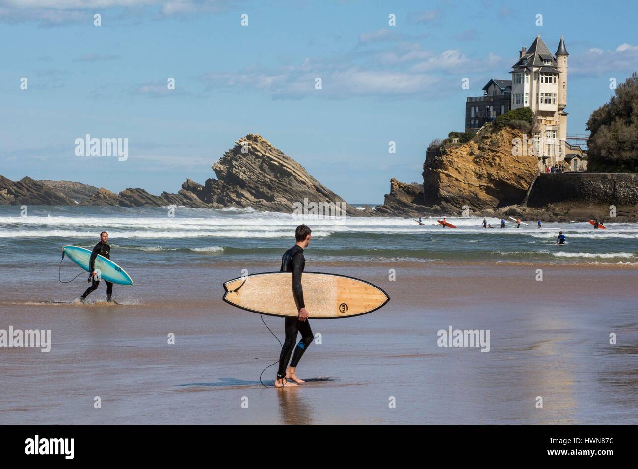 France, Pyrénées Atlantique, Pays Basque, Biarritz, les surfeurs sur la plage des Basques avec vue sur Villa Belza Banque D'Images