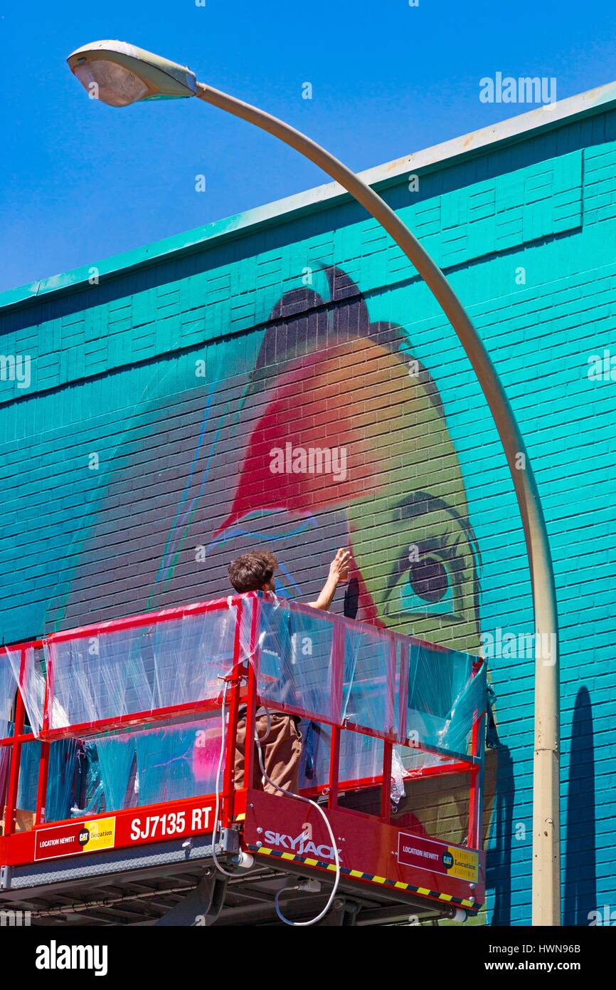 Canada, Province de Québec, Montréal (Canada) Huit Cinq murales 2016 festival cinq huit est l'un des meilleurs muralistes à Montréal, mais il est également connu pour son style unique de graffitis où l'artiste explore un abrégé de la calligraphie. Son art est assez souvent une combinaison de lettres et figuratifs. Malgré ses nombreuses commissions, il est toujours actif dans les sphères moins officielles de street Banque D'Images