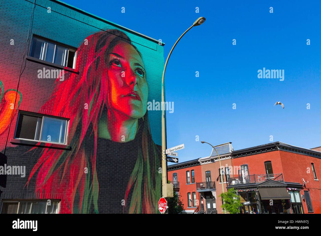 Canada, Province de Québec, Montréal (Canada) Huit Cinq murales 2016 festival cinq huit est l'un des meilleurs muralistes à Montréal, mais il est également connu pour son style unique de graffitis où l'artiste explore un abrégé de la calligraphie. Son art est assez souvent une combinaison de lettres et figuratifs. Malgré ses nombreuses commissions, il est toujours actif dans les sphères moins officielles de street Banque D'Images