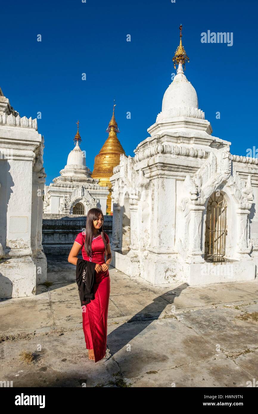 Myanmar (Birmanie), région de Mandalay, Mandalay, la Pagode Kuthodaw construite en 1857 contient la plus grande réserve gravés sur 729 stèles de marbre protégées en vertu d'un petit stûpa chaulé Banque D'Images