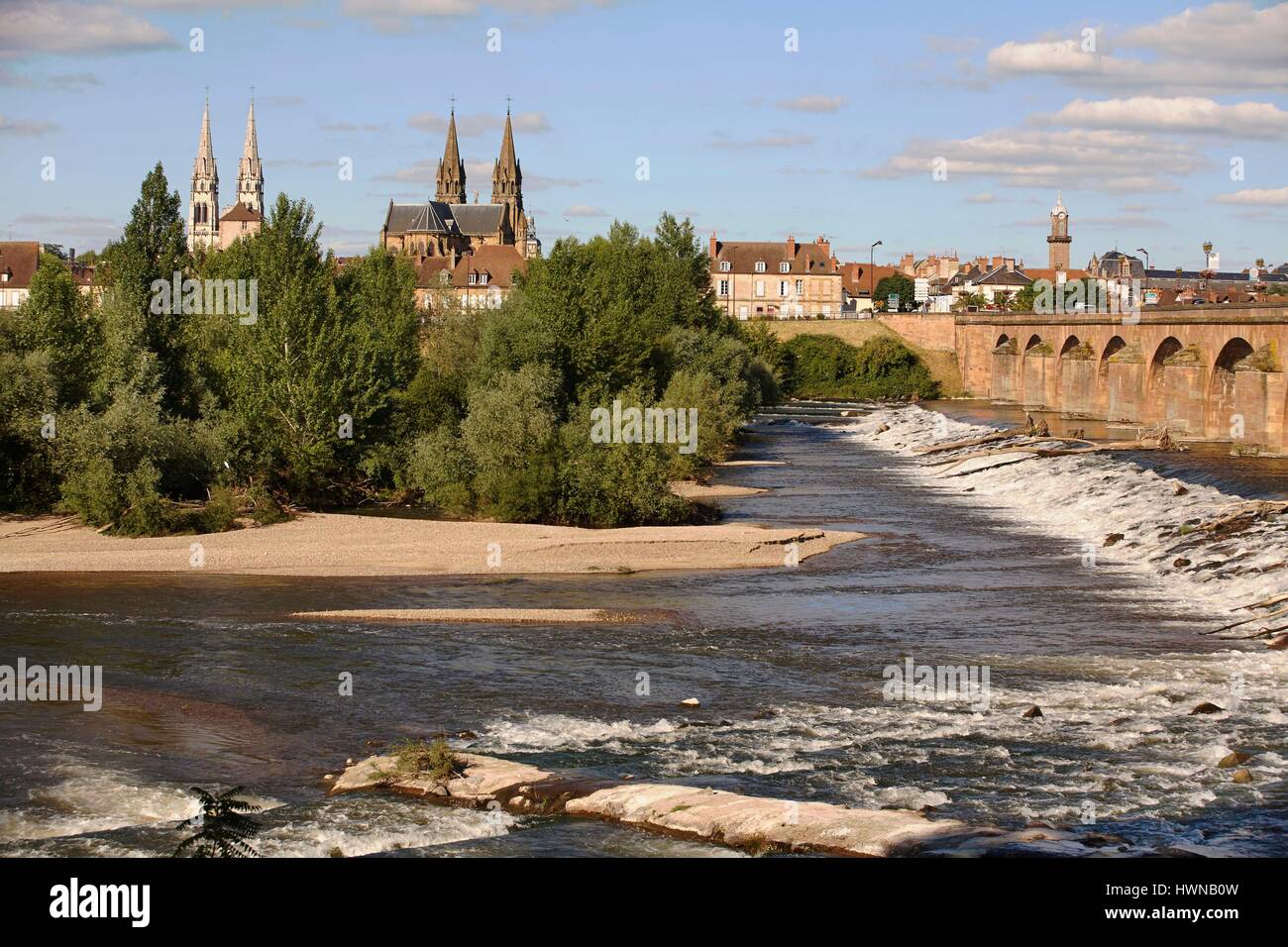 La France, l'Allier, Moulins, la ville vue de la rive gauche de l'Allier, le pont Regemortes, la tour Jacquemart, l'église Sacré-Cœur et de la Cathédrale Notre-Dame Banque D'Images