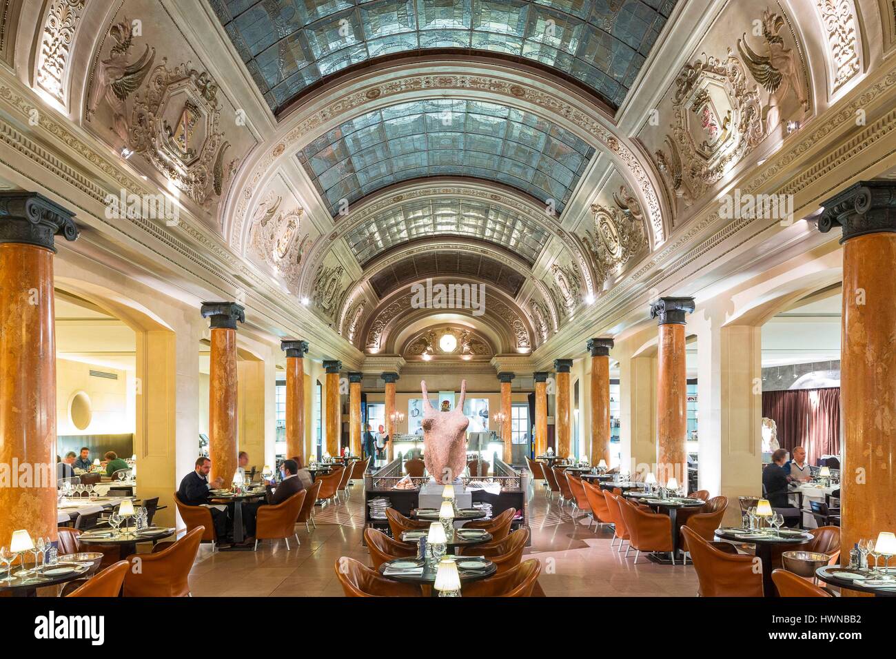 Belgique, Bruxelles, Rue Fosse aux Loups, la brasserie restaurant Belga Queen, (2002), installé dans un bâtiment qui abritait l'ancien hôtel de la poste, puis une banque (Crédit du Nord) de la fin du xixe siècle Banque D'Images
