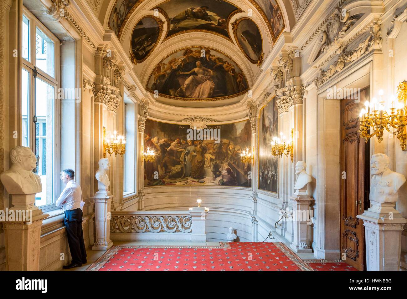 Belgique, Bruxelles, Grand Place (Grote Markt), classée au Patrimoine Mondial de l'UNESCO, de style gothique du 15ème siècle l'Hôtel de Ville, escalier menant au hall d'un état Banque D'Images