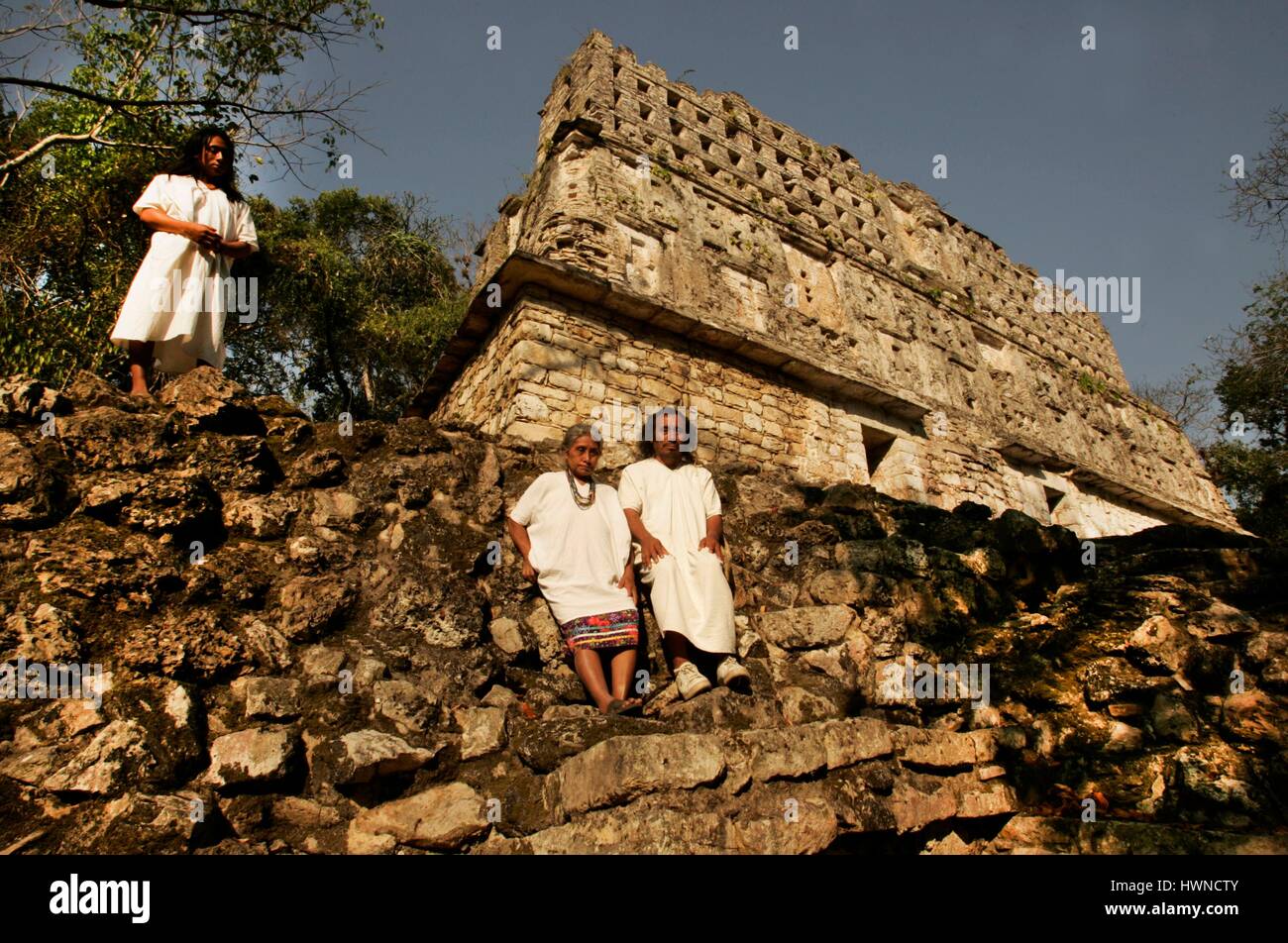 Le Mexique, Chiapas, Yaxchilan, les Lacandons, les derniers descendants des Mayas vivent près de Yaxchilan la ville royale maya de la fin de 600 av. Le gouvernement mexicain a donné aux Lacandons en 1972 un territoire de 662 000 hectares autour de Yaxchilan et Bonampak. Dans les Lacandons mayas sont appelés les vrais hommes Hach Vinik, toujours vêtu d'une tunique blanche qu'ils vivent dans une communauté très réduite dans l'état de Chapias. Banque D'Images