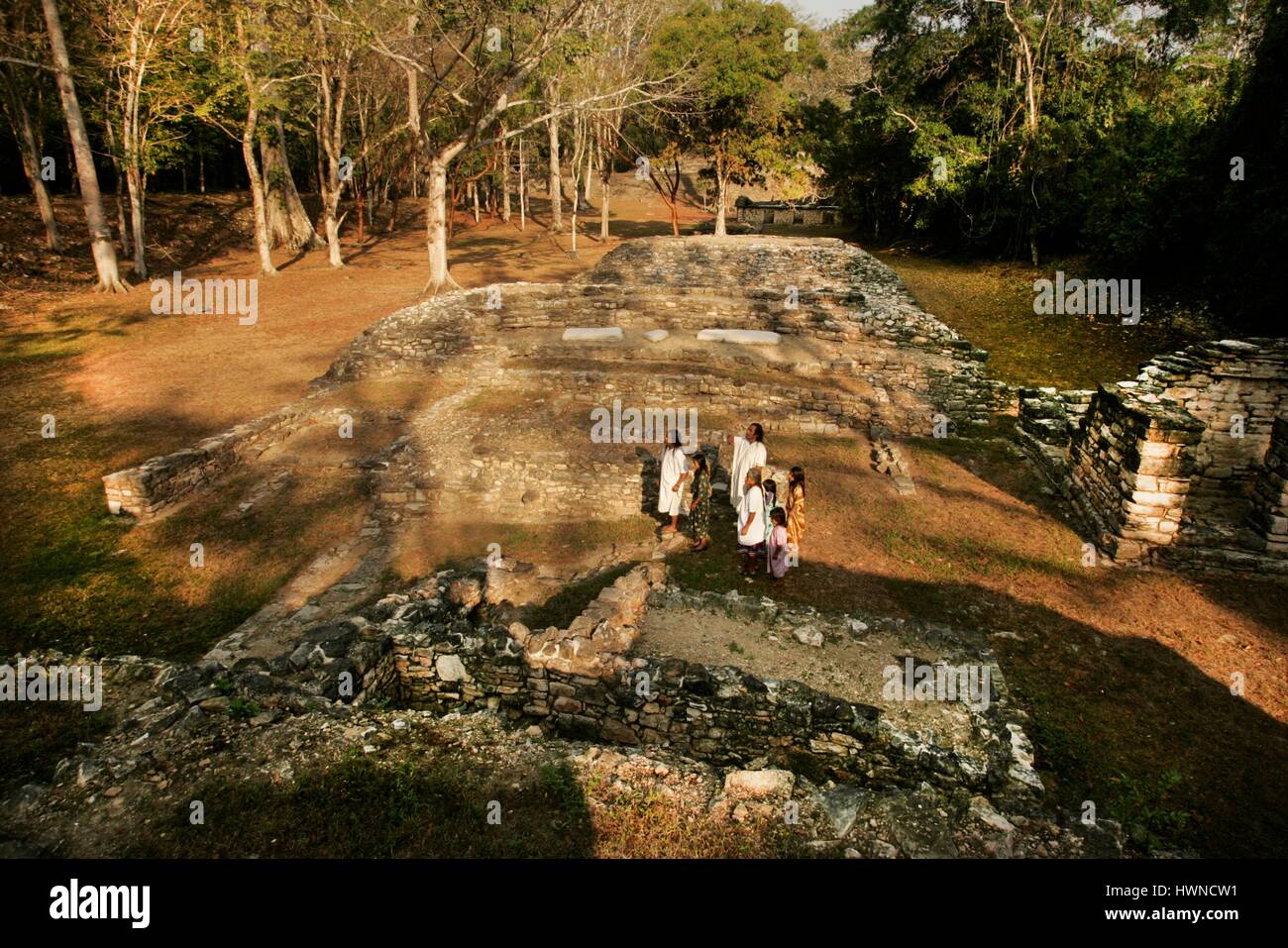 Le Mexique, Chiapas, Yaxchilan, Lacandons en face de la partie de baseball, les Lacandons, les derniers descendants des Mayas vivent près de Yaxchilan la ville royale maya de la fin de 600 av. Le gouvernement mexicain a donné aux Lacandons en 1972 un territoire de 662 000 hectares autour de Yaxchilan et Bonampak. Dans les Lacandons mayas sont appelés les vrais hommes Hach Vinik, toujours vêtu d'une tunique blanche qu'ils vivent dans une communauté très réduite dans l'état de Chapias Banque D'Images