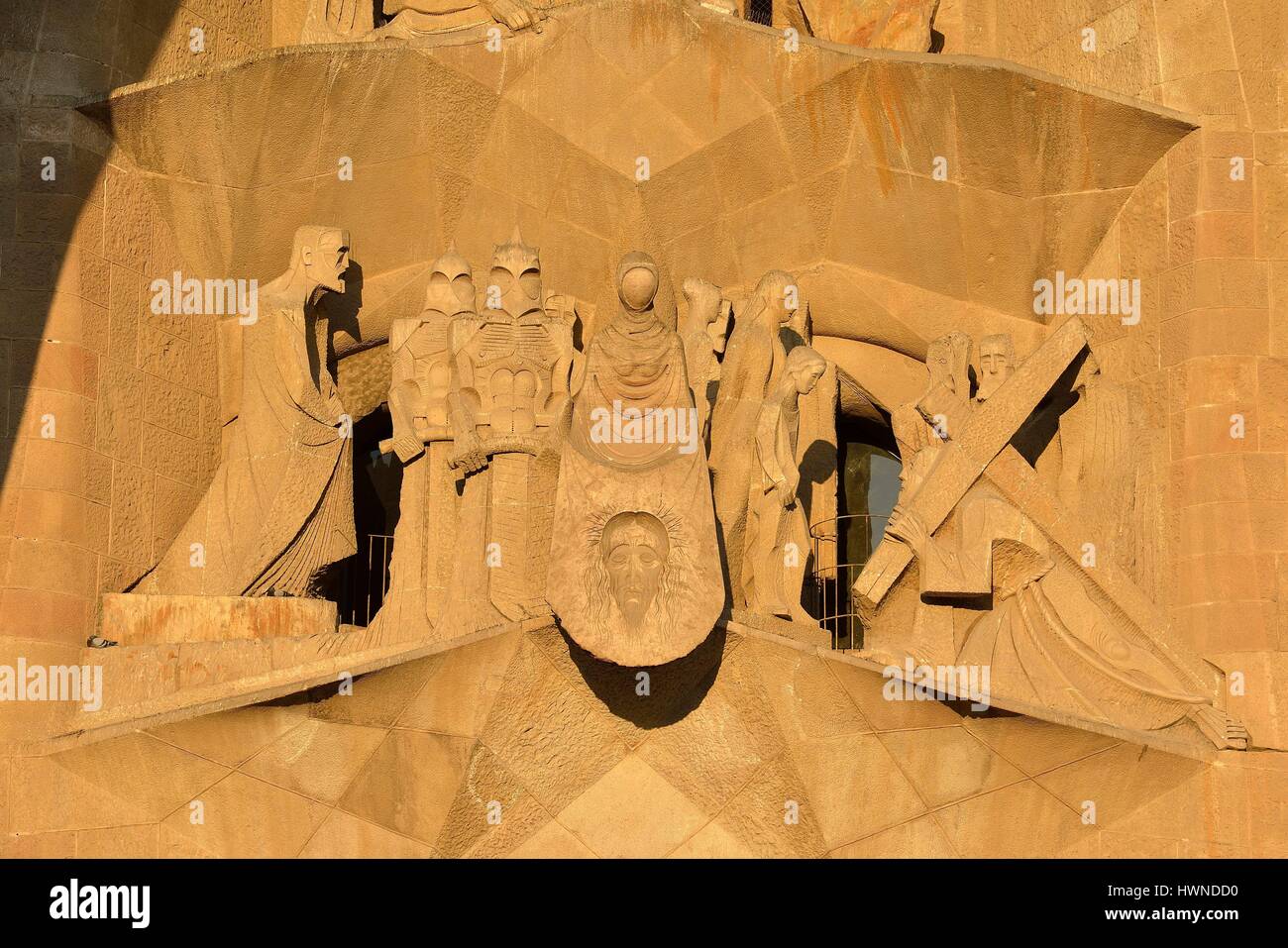Espagne, Catalogne, Barcelone, Eixample, la Sagrada Familia, la cathédrale par l'architecte Antoni Gaudi, inscrite au Patrimoine Mondial de l'UNESCO, la façade de la passion, une œuvre de sculpteur Catalan Josep Maria Subirachs Banque D'Images