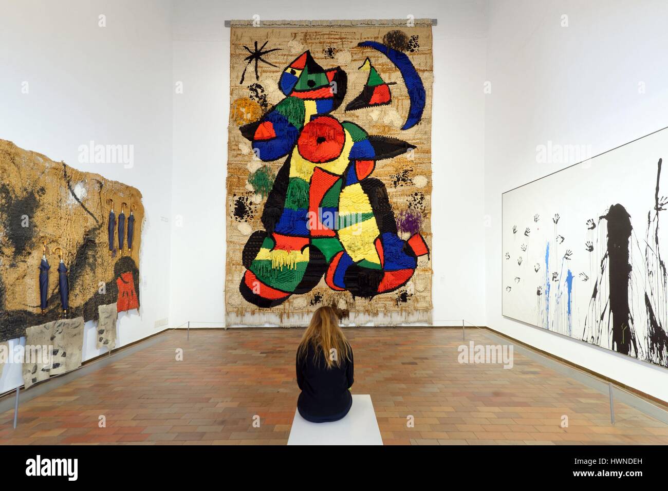 Espagne, Catalogne, Barcelone, Montjuic, Placa de Neptu, la Fundacio Joan Miro par l'architecte Josep Lluis Sert, tapisserie Banque D'Images