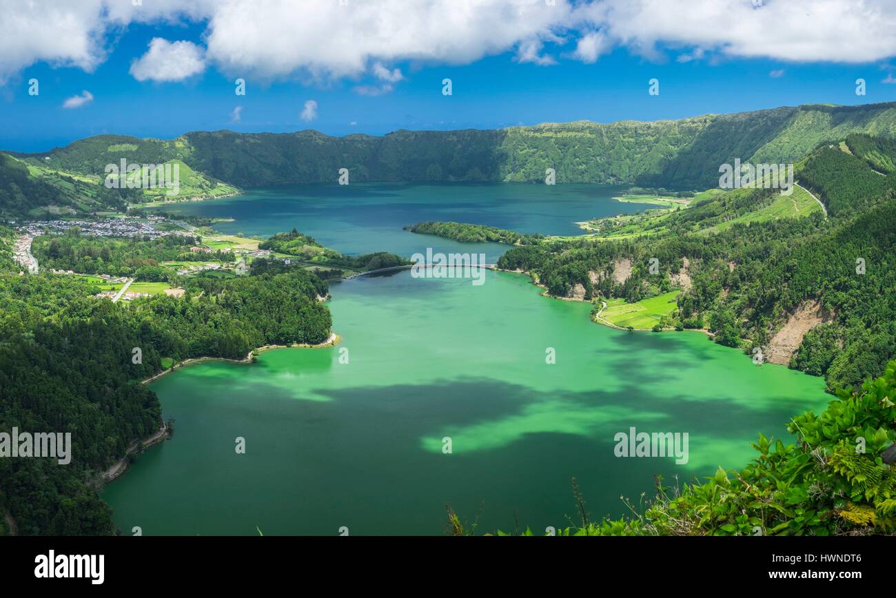 Le Portugal, l'archipel des Açores, l'île de São Miguel, Sete Cidades, vue à partir de Vista do Rei vue sur Lagoa Verde et Lagoa Azul lacs de cratère Banque D'Images