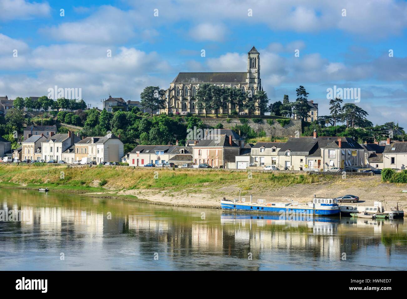 La France, dans le Maine et Loire, Vallée de la Loire classée au Patrimoine  Mondial de l'UNESCO, Montjean sur Loire, église néo-gothique de Saint  Symphorien est construit entre 1858 et 1864 sur