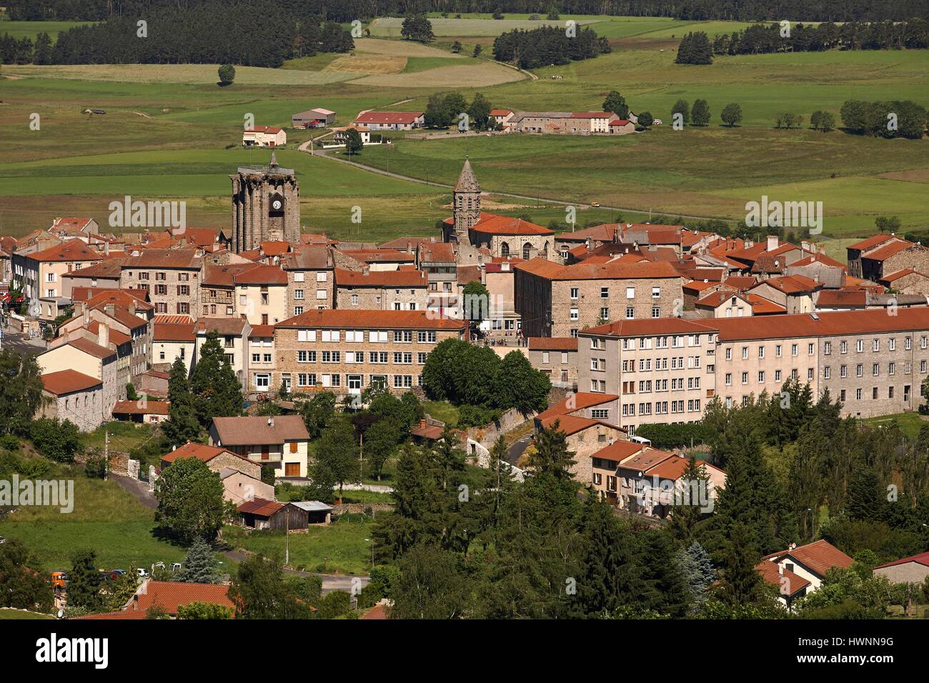 La France, la Haute Loire, Saugues, étape sur la Via Podiensis à Santiago de Compostela, vue panoramique sur le village Banque D'Images