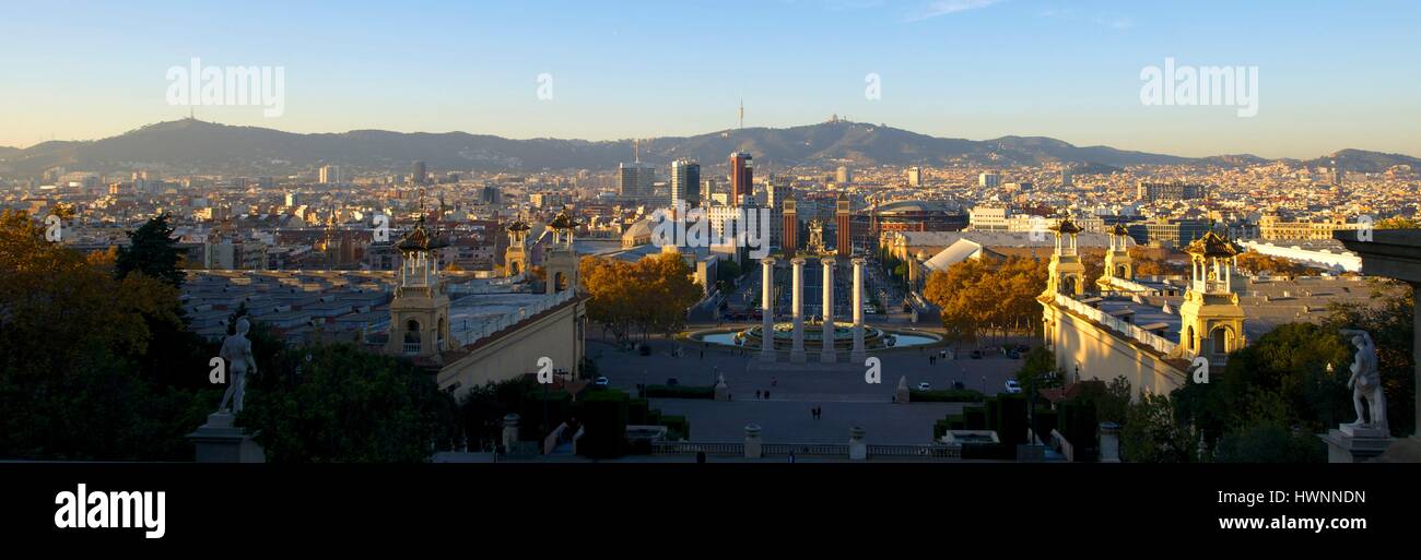 Espagne, Catalogne, Barcelone, Montjuic, les quatre anciennes colonnes par l'architecte Puig i Cadafalch en face de la Plaça de Espanya et de l'Avenida de la Reina Maria Cristina Banque D'Images