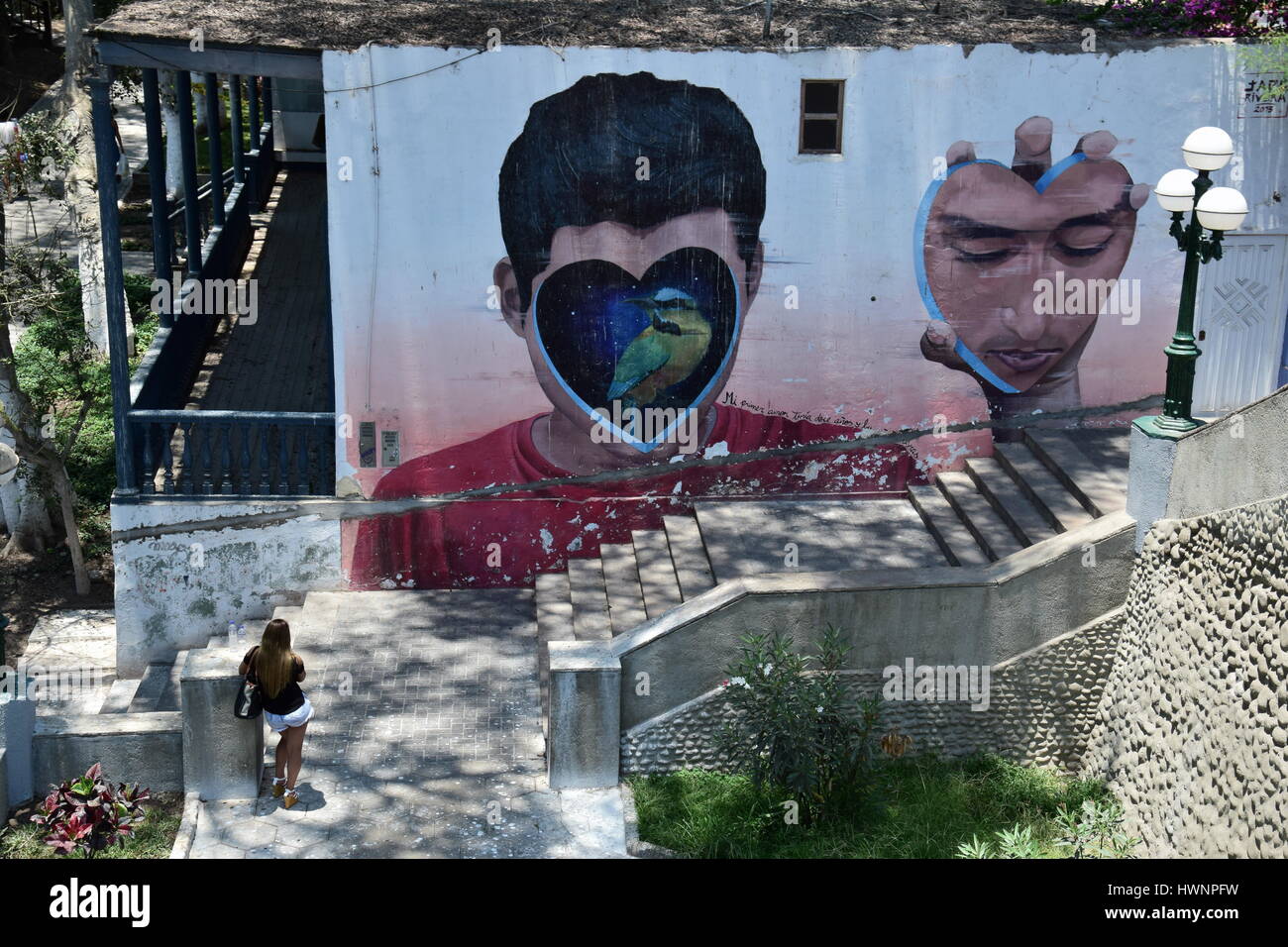 Fille debout devant une fresque à Barranco un quartier au sud de Lima, Pérou Banque D'Images